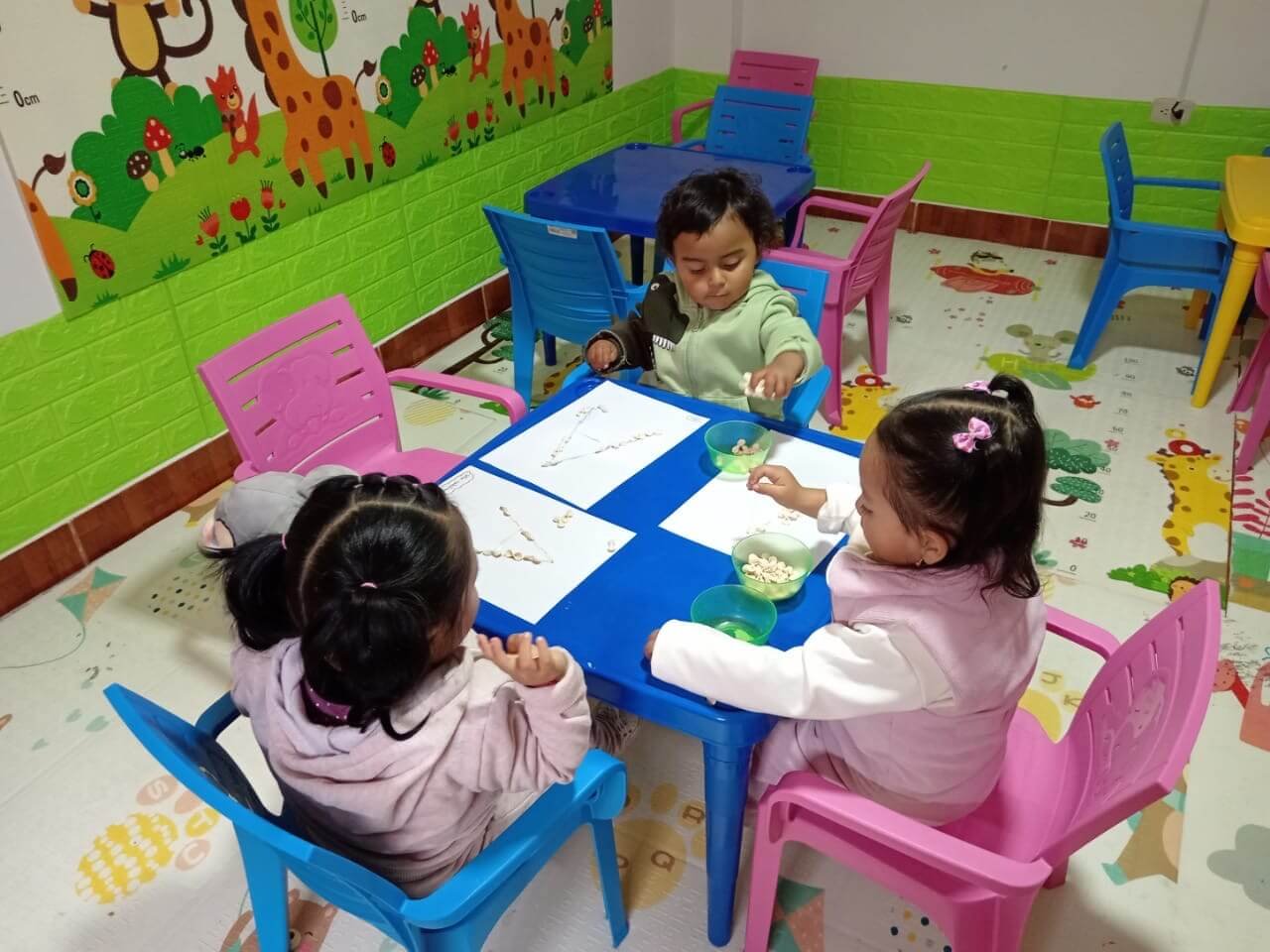 Niños realizando actividades divertidas y seguras en guardería Arcoíris Salcedo