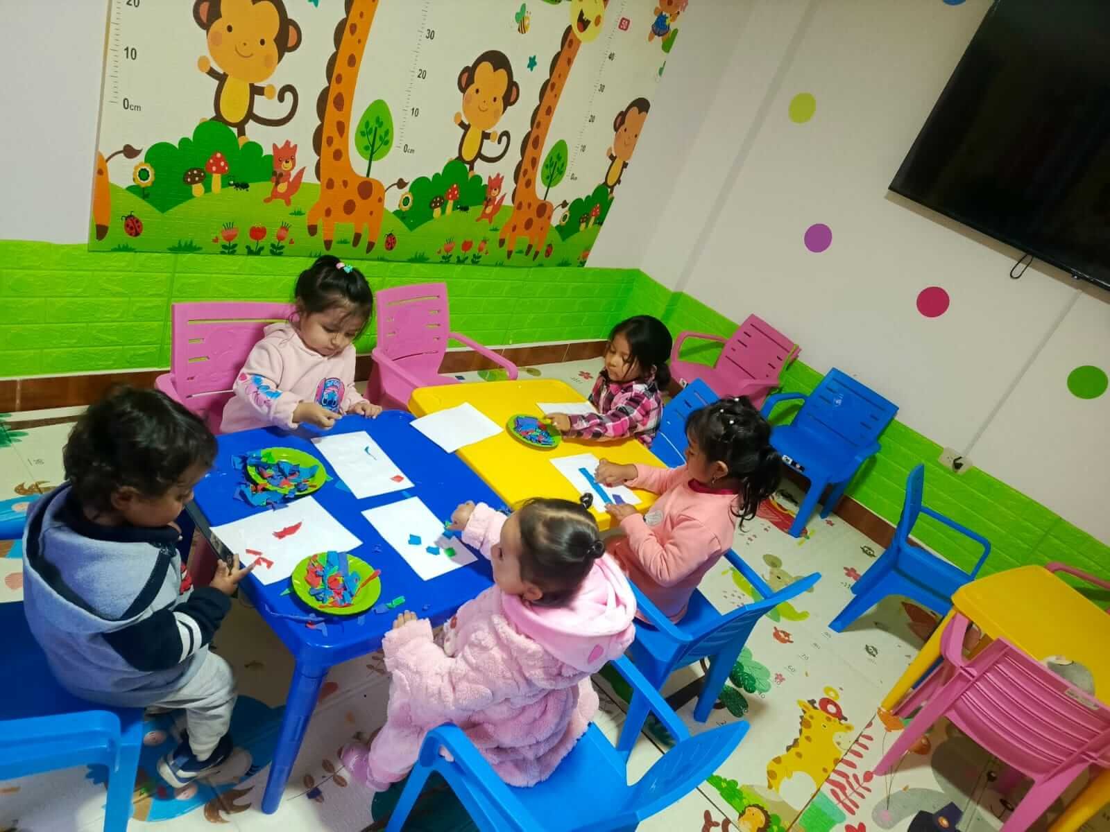Niños de Salcedo realizando actividades grupales de estimulación